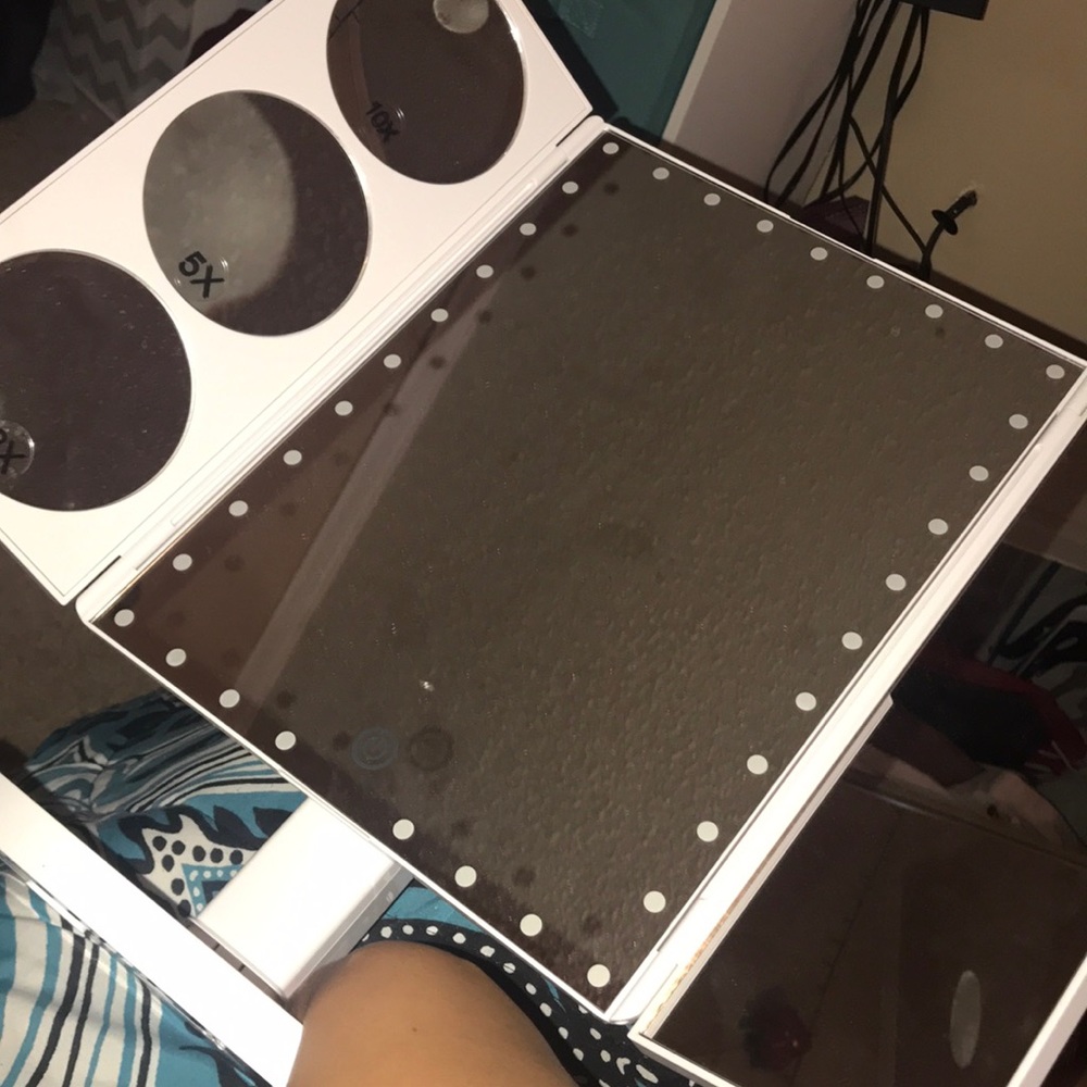 Touch Screen Make Up Mirror 🤩 - Picture 2 of 4